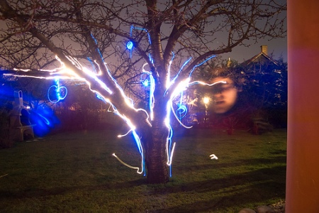 grafitis-luz-arbol