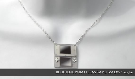 Colgante con Nintendo DS en miniatura