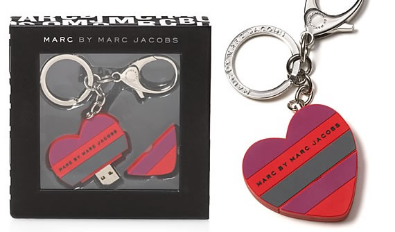 Memoria USB con forma de corazón de la marca Marc Jacobs