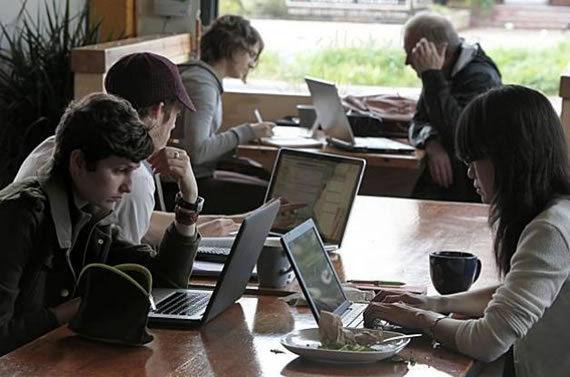 Gente trabajando en un café